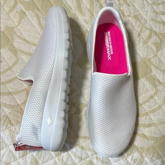 Skechers White Slip-On Sneakers 10 Wide - Picture 1 of 7